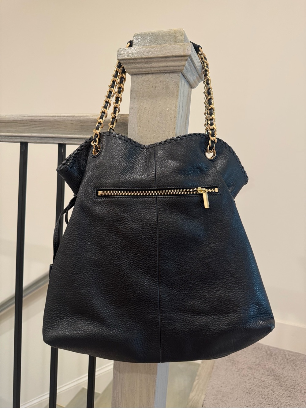 Tory Burch Black Leather Shoulder Bag with Gold Chain Handles - Picture 2 of 6